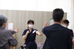 【画像】参加者の皆さんと曲に合わせて簡単な運動