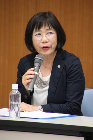 【画像】講評富山福祉短期大学 看護学科教授 岩城直子先生発表された皆さんは多忙な臨床業務の中でも丁寧な看護を実践しながら研究活動にも取り組んでおり、その姿勢は素晴らしいと思います。看護職は単に業務をこなすだけでなく、創意工夫や研究によって専門職として発展していくことが重要です。特に今年の研究は、現状調査だけでなく「介入（改善策の実施）」を行い、その効果を検証している点が特徴的でした。どの研究内容も非常に優れており実践的価値も高いが、研究目的・方法・分析・記述方法をより明確にすると、学会発表や論文化に耐えうるさらに質の高い研究になると感じました。