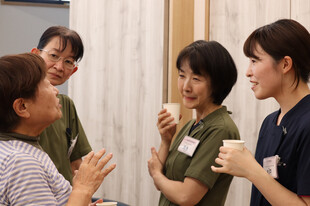 【画像】休憩時間に患者さんと歓談 【画像】休憩時間に患者さんと歓談