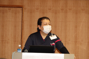 【画像】感染管理の取り組みのプレゼンをする感染対策室副室長 【画像】感染管理の取り組みのプレゼンをする感染対策室副室長