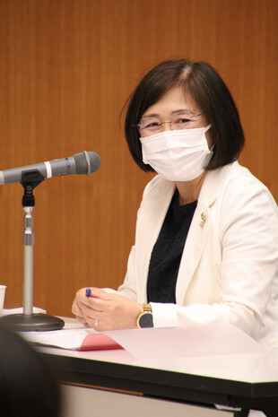 【画像】講評富山福祉短期大学 看護学科教授 岩城直子先生今日はみなさんの熱い思いを感じました。研究をすることで看護の質を高めることにつながっていくことを感じ、さらに発展させていただきたいと思い、お話しさせていただきます。なぜ研究をしなくてはならないのかというと、やはり専門職だからなのです。単に指示に従って漫然と仕事をするのであれば専門職とは言えず、日々考え、工夫することは大事なことであり、何か疑問に思ったことは解決しようという姿勢はやはり専門職だからです。その方法の一つが研究です。業務が忙しい中を取り組まれたことに、心からリスペクトいたします。特にファーストオーサーの方がいちばんたいへんだったと思いますが、アンケートに協力されるなど、みなさんで取り組まれたことと思い、ごくろうさまでした。 