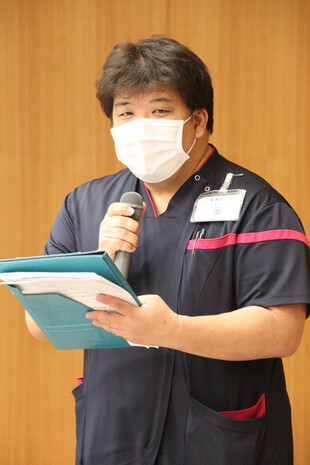 【画像】閉会挨拶を務めた主任の南本日、看護研究を発表された皆さま、実践報告を発表された松井さんには日々の業務をしながら研究や準備にご苦労も多かったと思います。お疲れさまでした。各部署で研究担当者を支えてくださった師長はじめ関係者の皆さまに心より感謝いたします。本日の研究会を通じて看護の現場での実践や研究の成果を共有し、看護の質の向上により一層、努力していきたいと思います。