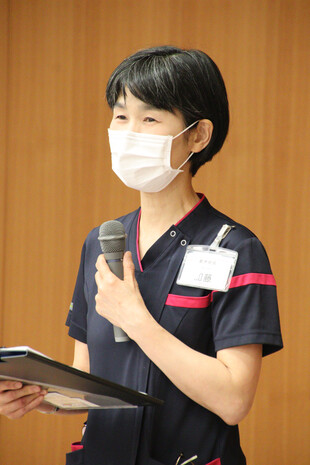 【画像】開会挨拶を務めた看護部長の加藤平成２３年から始めた看護研究発表会も１４回目となりました。生涯学習ということが強く言われています。看護の質と向上を行うために質の向上は研究的な視点、物の見方が大切です。日々、行っていく看護、業務のひとつひとつどういう意味があるのか、もっと良い方法は無いか、考える視点を養えることが研究的な視点だと思います。研究は看護の本質を追求することでもありますし、臨床で研究に取り組みことは大変ですが、看護に対する思いも深まったり看護に対する謙虚な姿勢、態度につながってくるように感じます。皆さんでこの大会を有意義なものに作り上げていきましょう。