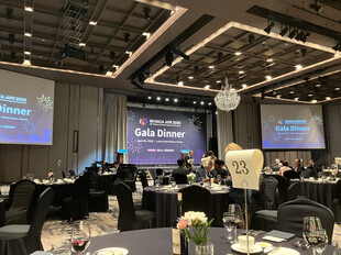 【画像】会場「Cristal Ballroom」の写真です。とにかく広い会場でした。