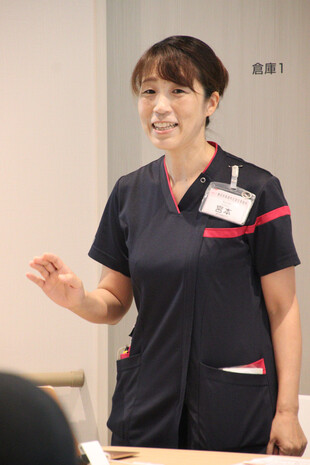 【画像】真生会富山病院糖尿病看護特定認定看護師の宮本晴江さん食事は、1日3食が基本ですが、特に朝食がとても大事です。朝食を抜くと昼食後以降の血糖が高くなるからです。ご飯、パン、麺類などの炭水化物より野菜や肉・魚を先に食べると血糖上昇が緩かになります。「よく噛む」ことも大事で、理想は1口30回です。これまで10回程度しか噛んでいない方は、まずは15回を意識してみましょう。こまめな水分補給も大切で、個人差はありますが体重×30mlが目安です。運動は、細切れ運動・ながら運動（掃除機をかけながら等）・1日30分のウォーキングがお勧めです。海外の文献で、30分ごとに1分40秒間の歩行をした場合では、1日1回30分間の歩行をした場合と比べて血糖値が低下するという報告もあります。食生活・食べる順番・食べる量や内容に気をつけてまずは自分でできる運動を心がけることをお勧めします。