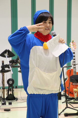 【画像】当院を代表する人気コスプレイヤー澤井扮するサワえもん四次元ポケットからお菓子を取り出して配っていました（笑）