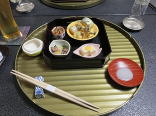 【画像】中日にあった、会食会の料理。板前の説明を、先輩方がMarie教授に通訳して伝えていた。私自身は、日本語で説明されてもよく理解できず、とても通訳できる気がしなかった。