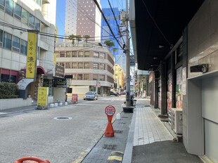 【画像】ホテル前から釜山駅に向かう道。通りの両側には多くの店が立ち並び、歩くだけでも楽しい雰囲気である。