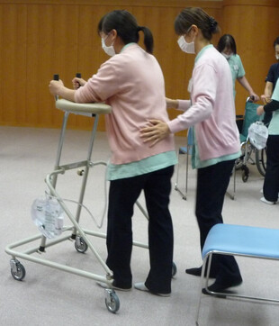 【画像】歩行介助 【画像】歩行介助