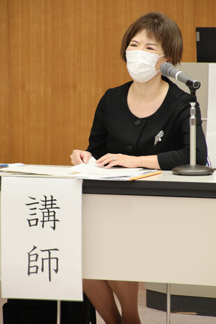 【画像】講評公立大学法人 富山県立大学大学院看護学研究科 成人看護学看護学部 成人看護学 講師糖尿病看護認定看護師の濱野初恵先生