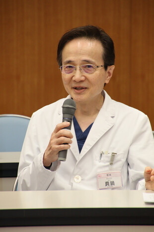 【画像】この4日間皆さんが一生懸命学ばれている姿を拝見して大変感動しました。日本とアフリカは遠い国で行き来するには時間がかかります。そんな遠い国からこの日本に来られるという熱意というものが大変素晴らしいものだと思います。ザンビアの病院でフロアマネジャーを導入されたそうですが最初はうまく浸透せず、案内メッセージを入れたジャケットを作られたと聞きました。学んだことをすぐに導入するだけではなく、より良い工夫をオリジナルに加えられてとても素晴らしいなと思い、皆で喜んでいます。 【画像】この4日間皆さんが一生懸命学ばれている姿を拝見して大変感動しました。日本とアフリカは遠い国で行き来するには時間がかかります。そんな遠い国からこの日本に来られるという熱意というものが大変素晴らしいものだと思います。ザンビアの病院でフロアマネジャーを導入されたそうですが最初はうまく浸透せず、案内メッセージを入れたジャケットを作られたと聞きました。学んだことをすぐに導入するだけではなく、より良い工夫をオリジナルに加えられてとても素晴らしいなと思い、皆で喜んでいます。