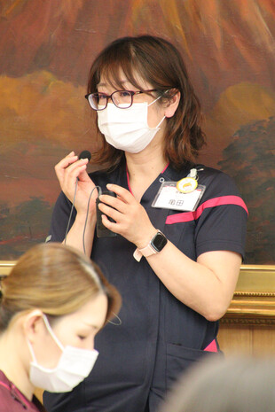 【画像】A病棟の手荒れ・ハンドケアについての意識・実態調査と題して発表したわかば病棟 亀田