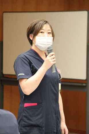 【画像】看護師の視点から考える地域包括ケア病棟での退院支援が困難に感じる要因の検討と課題の抽出と題して発表したわかば病棟 木下