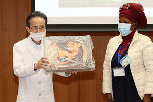 【画像】プレゼントの中身は、世界3大瀑布の一つに数えられる「ビクトリアの滝」をモチーフにしたとても素敵な時計で、病院内に飾っております 【画像】プレゼントの中身は、世界3大瀑布の一つに数えられる「ビクトリアの滝」をモチーフにしたとても素敵な時計で、病院内に飾っております